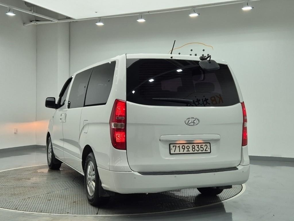 HYUNDAI Grand Starex 12-Seater Diesel