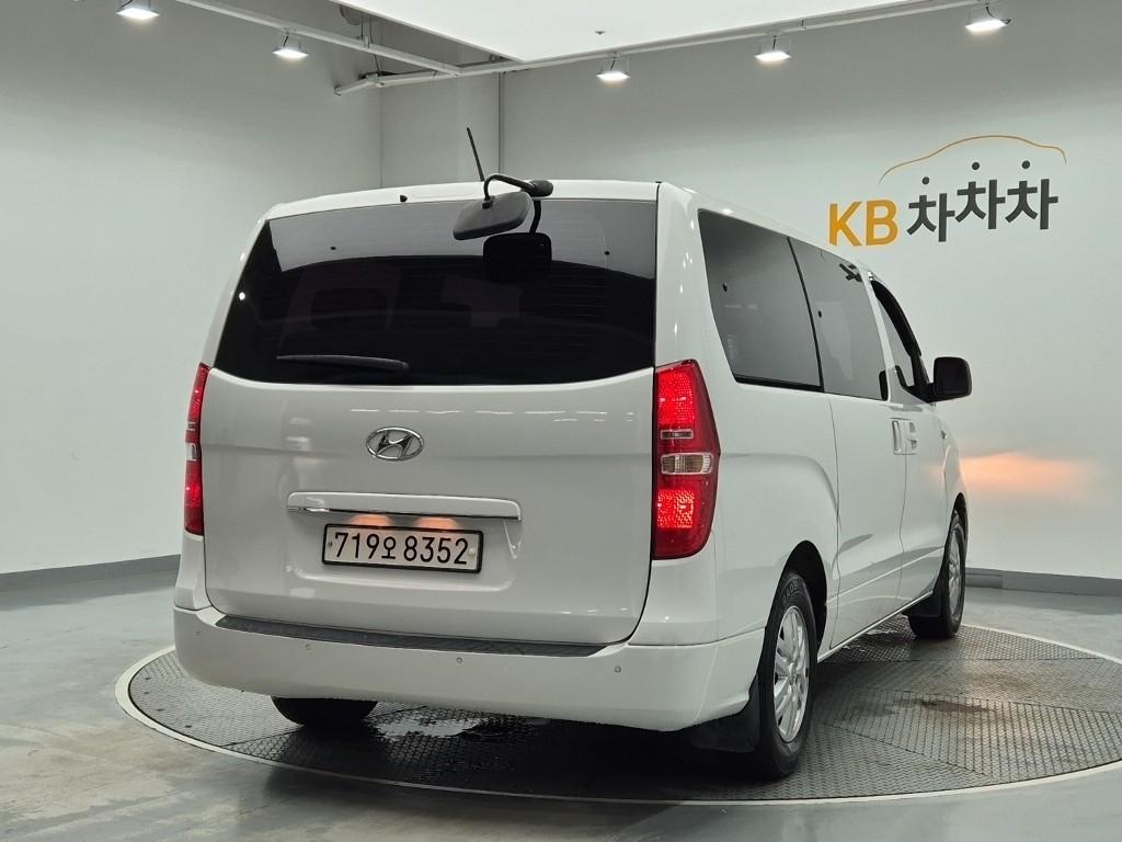 HYUNDAI Grand Starex 12-Seater Diesel