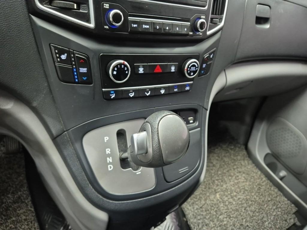 HYUNDAI Grand Starex 12-Seater Diesel