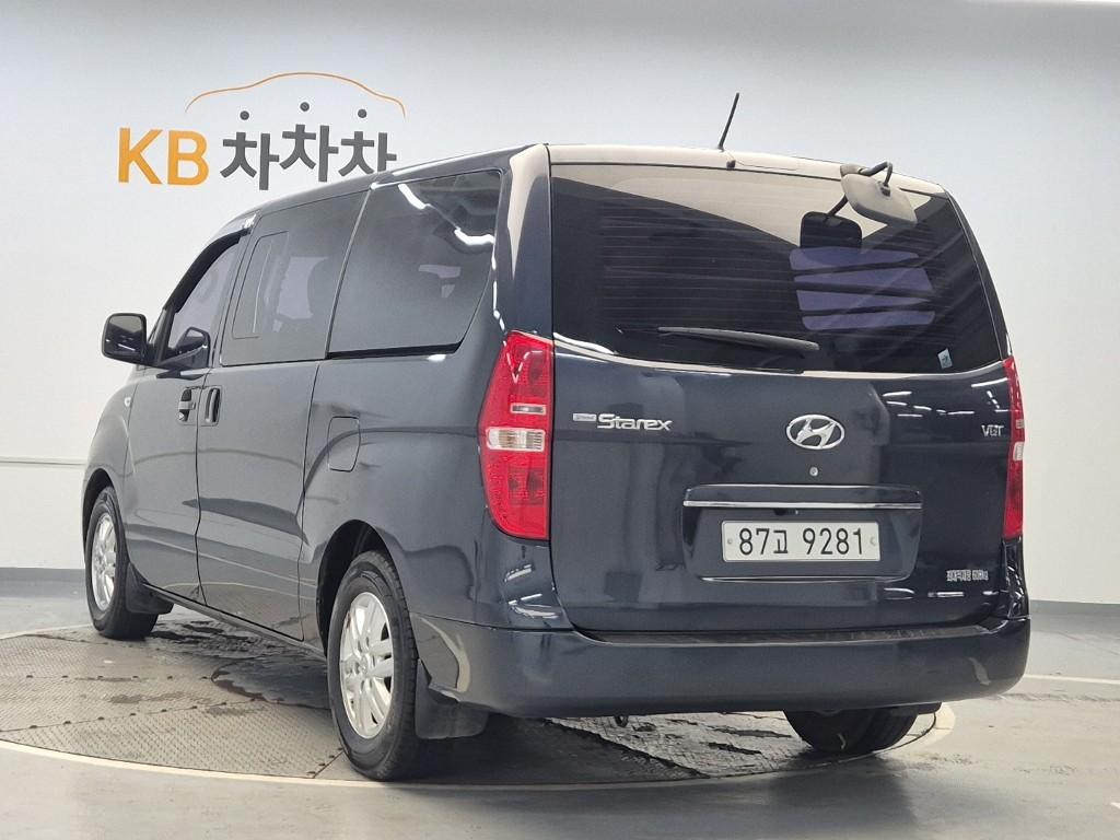 HYUNDAI Grand Starex 5-Seater Diesel Van