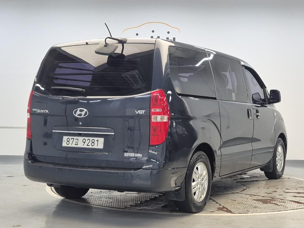 HYUNDAI Grand Starex 5-Seater Diesel Van