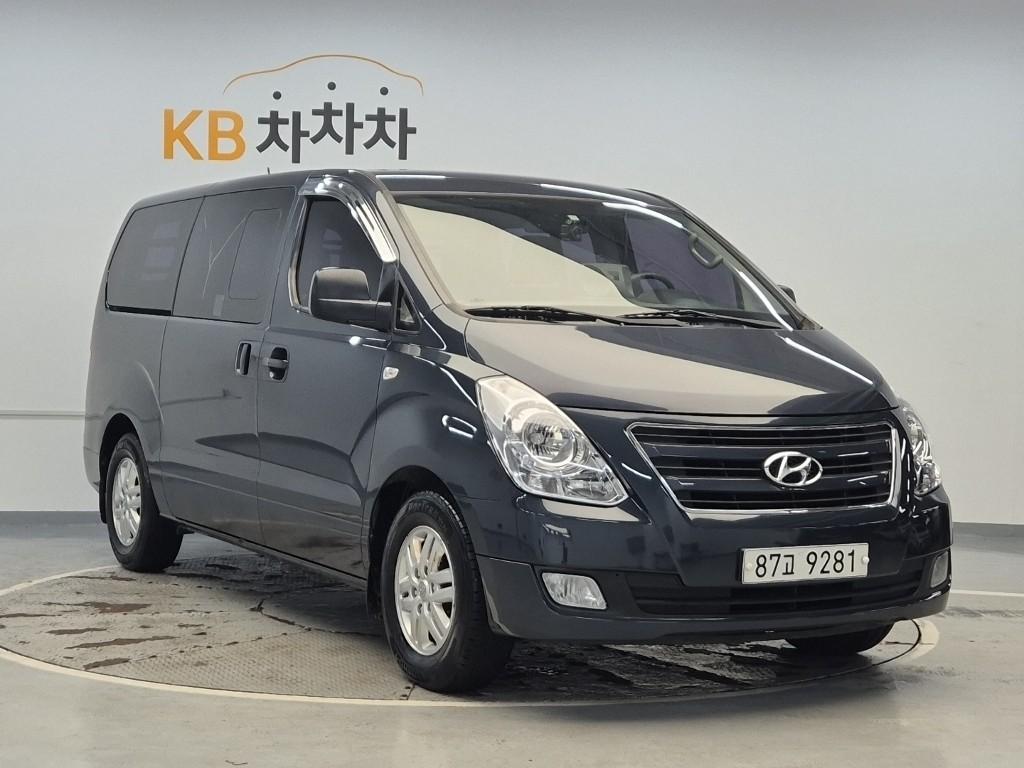HYUNDAI Grand Starex 5-Seater Diesel Van