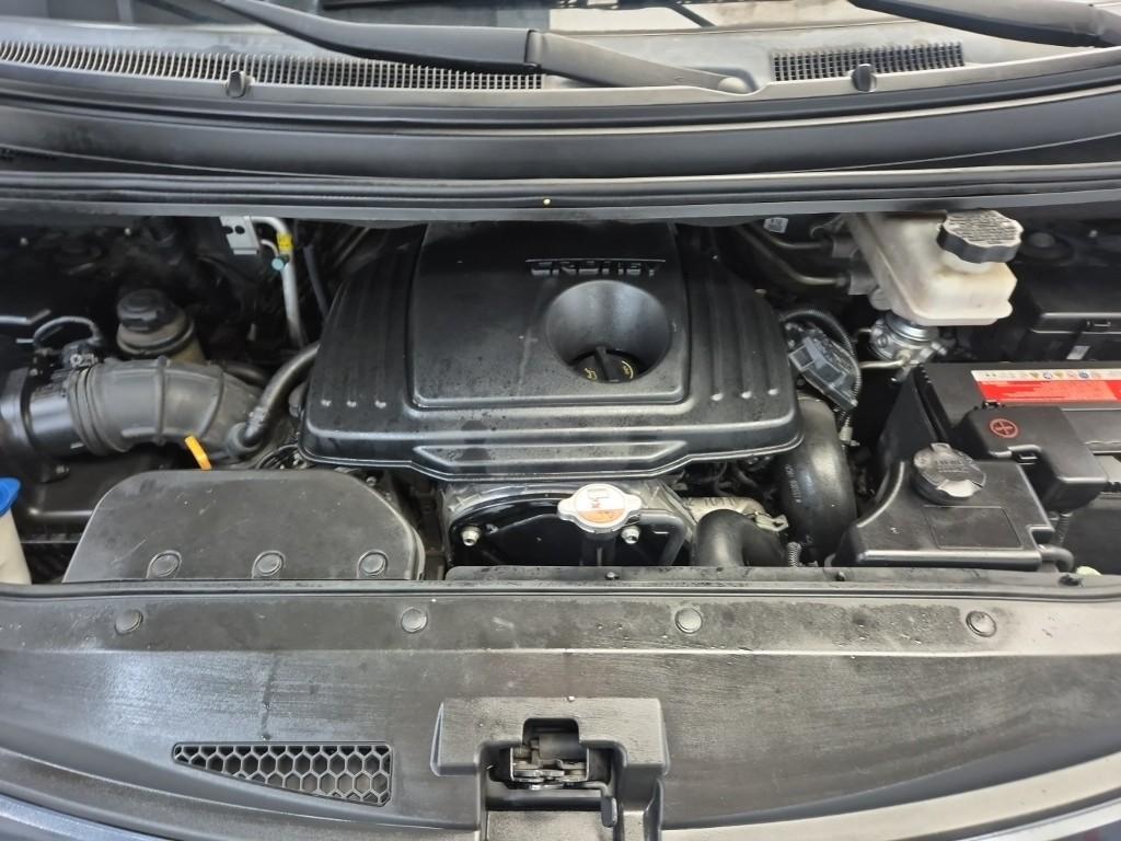 HYUNDAI Grand Starex 5-Seater Diesel Van
