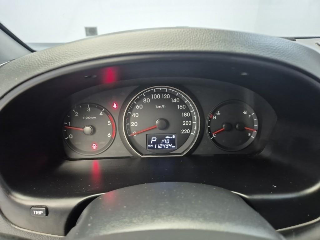 HYUNDAI Grand Starex 5-Seater Diesel Van