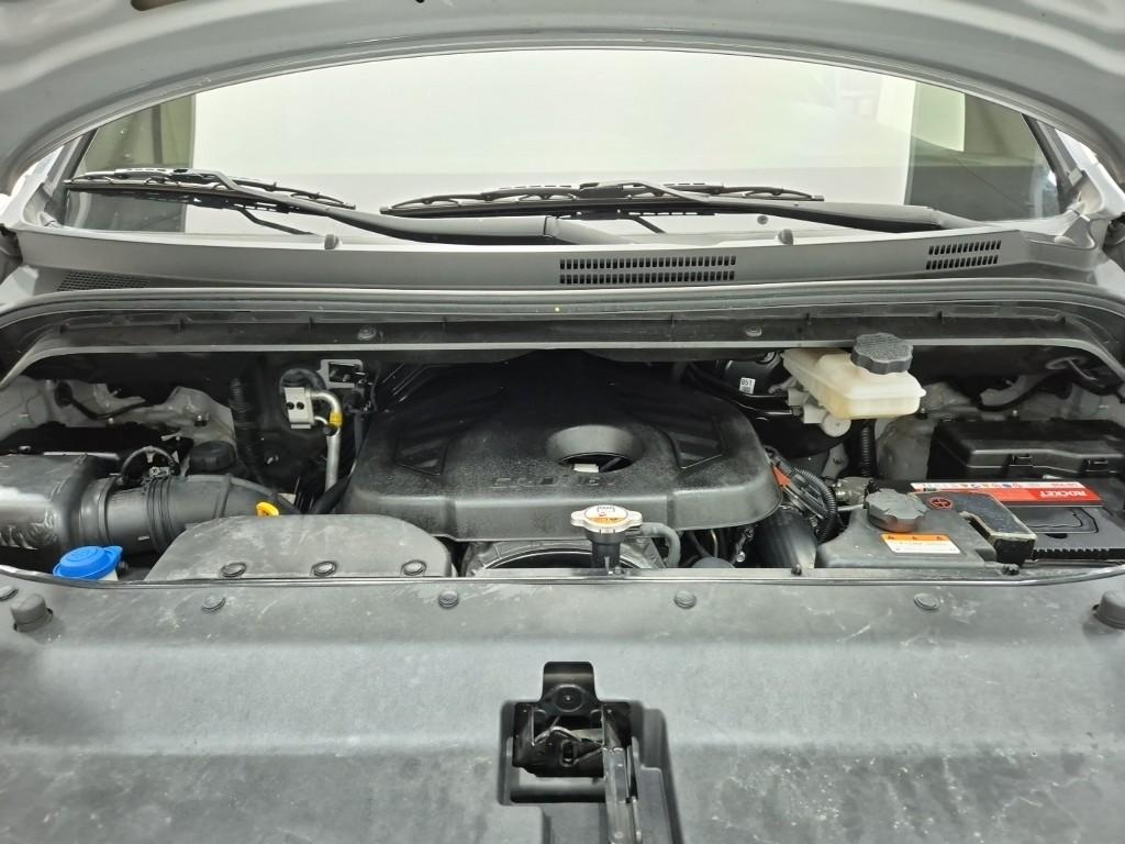 HYUNDAI The New Grand Starex 3-Seater Diesel Van