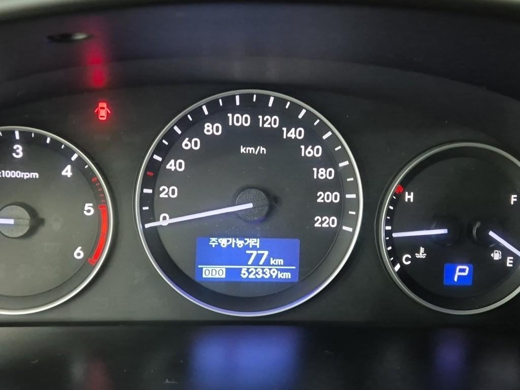 HYUNDAI The New Grand Starex 3-Seater Diesel Van