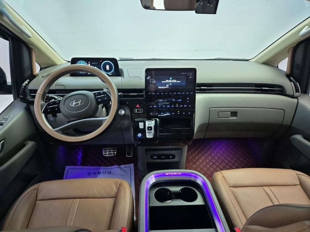 HYUNDAI Staria 3.5 LPG Lounge 7-Seater