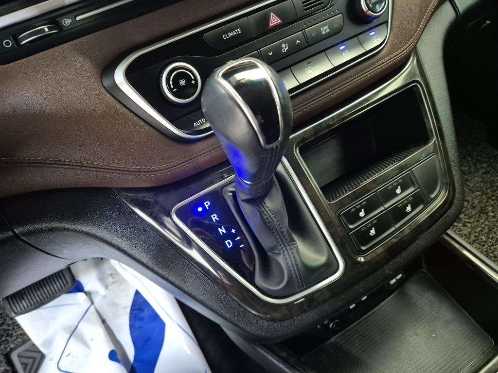 HYUNDAI The New Grand Starex 9-Seater Diesel