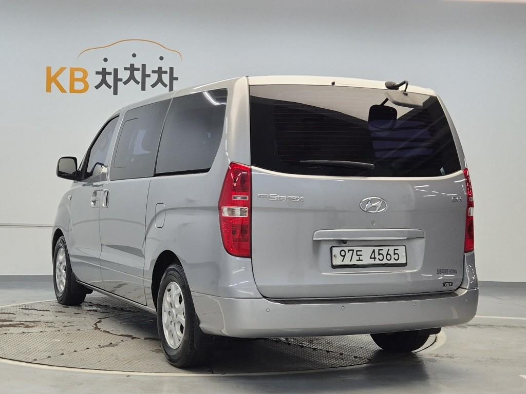 HYUNDAI Grand Starex 5-Seater Diesel Van