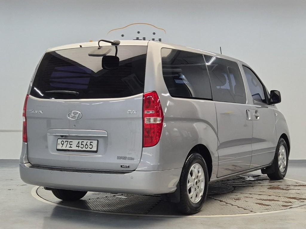 HYUNDAI Grand Starex 5-Seater Diesel Van