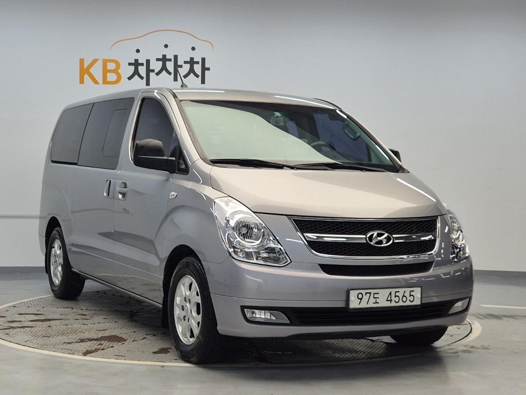 HYUNDAI Grand Starex 5-Seater Diesel Van
