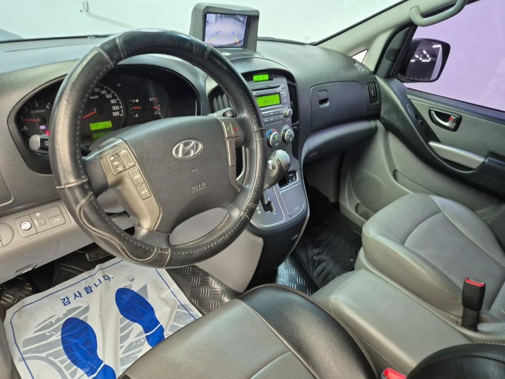 HYUNDAI Grand Starex 5-Seater Diesel Van