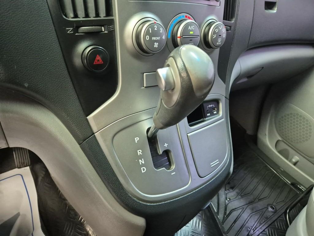 HYUNDAI Grand Starex 5-Seater Diesel Van