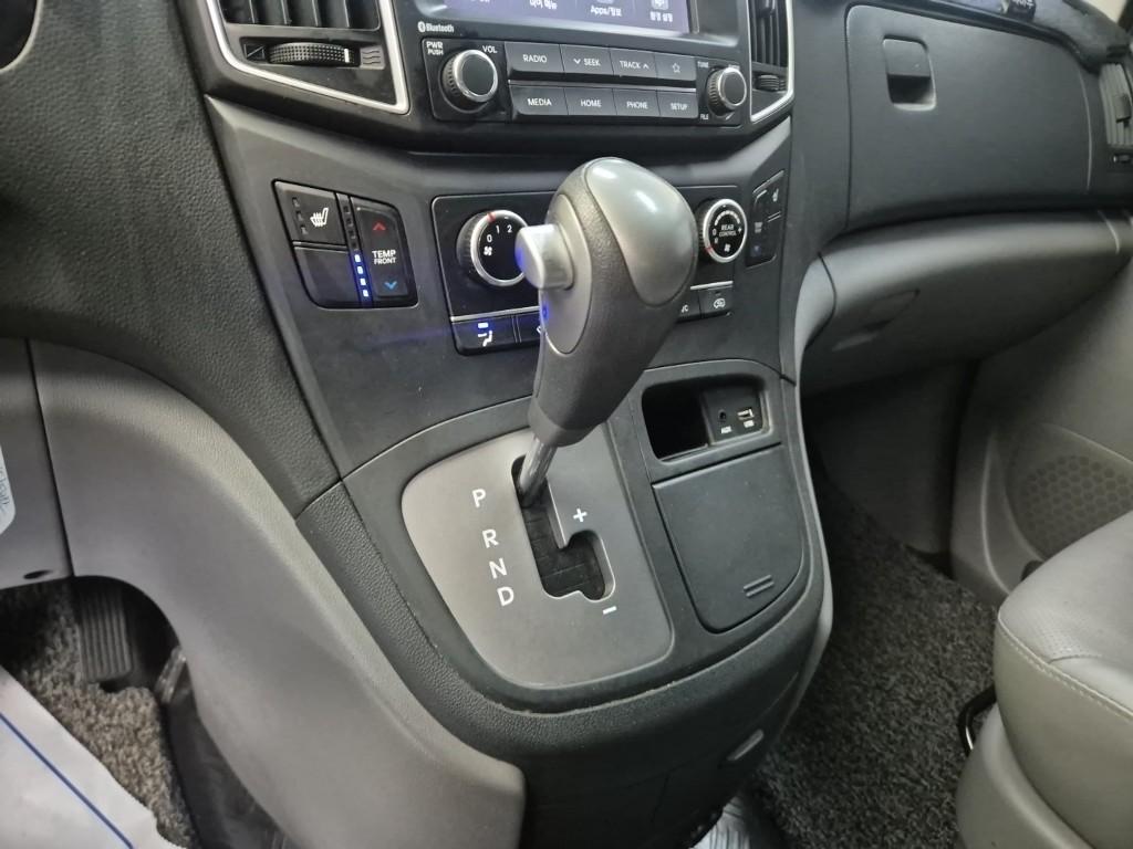 HYUNDAI The New Grand Starex 11-Seater Diesel